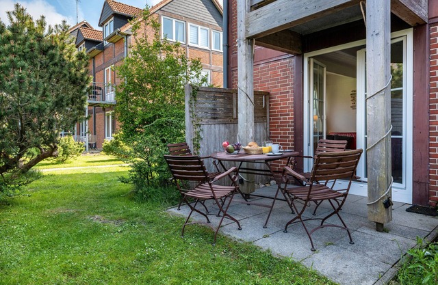 Apartment 'Kleine Ella Pellworm' with Private Terrace, Shared Garden and Wi-Fi
