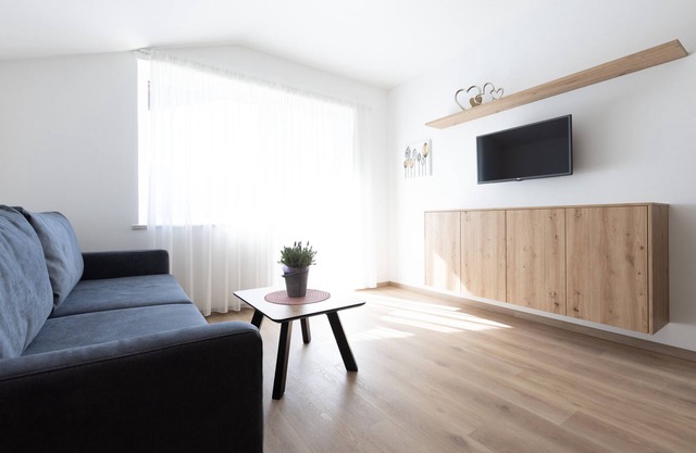 Apartment "Kleon 4" with Mountain View, Shared Pool & Wi-Fi