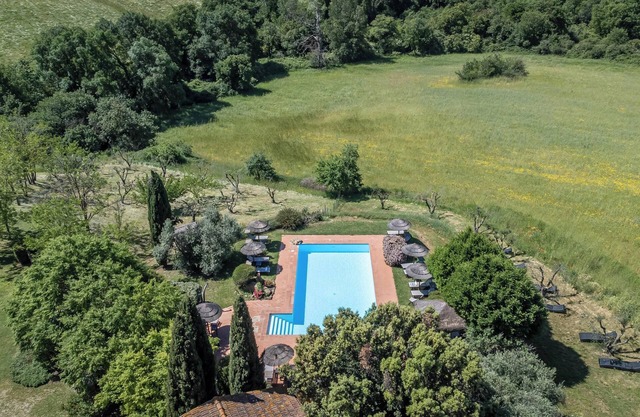 Apartment La Lavanda wit Terrace, Shared Pool & Wi-Fi