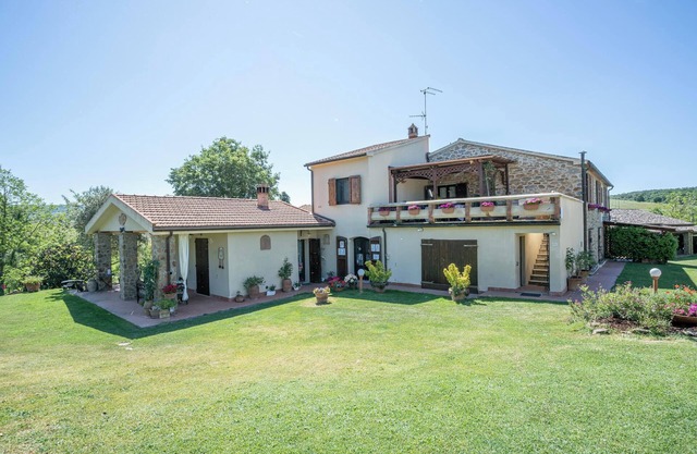 Apartment La Quercia with Mountain View, Terrace, Shared Pool & Wi-Fi