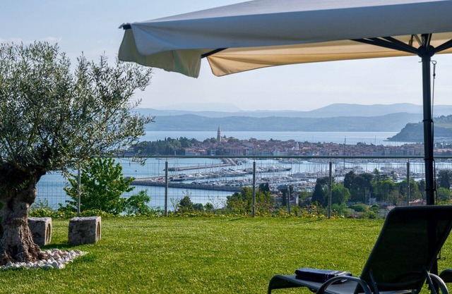 Apartment LA MER with jacuzzi and sea view 150m from the beach