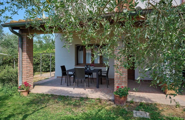 Apartment 'Le Sugherine - Pozzo' with Shared Pool, Wi-Fi and Air Conditioning