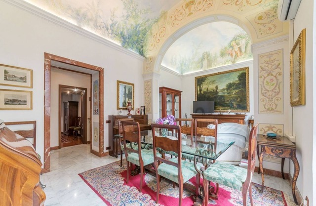 Apartment located on the second floor of an elegant building with a lift (not suitable for the disabled, only 2 people can enter at a time)In 140 square meters of space, it can comfortably accommodate up to 9 adultsWe are in the Esquilino district, one o