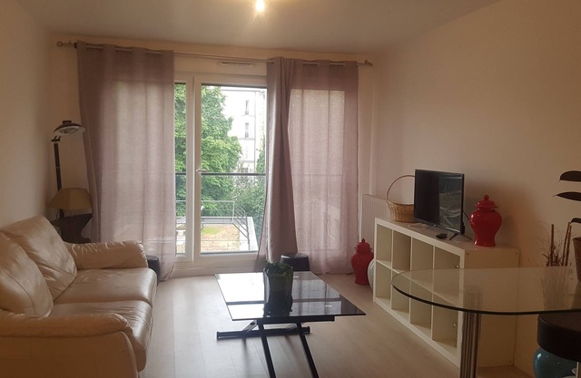 Apartment métro hoche limite Paris