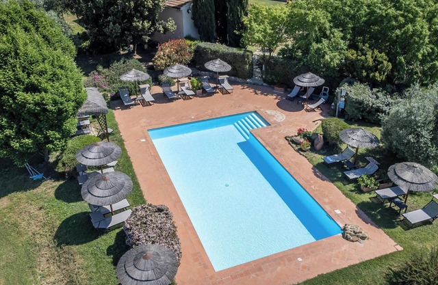 Apartment Melograno with Terrace, Shared Pool & Wi-Fi