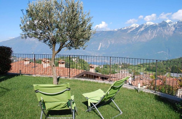 Apartment 'Michela 4' with Lake View, Private Garden and Wi-Fi