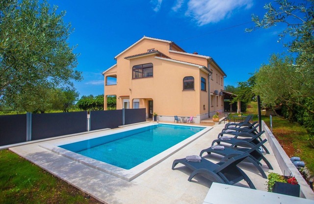 Apartment Mir with private Pool