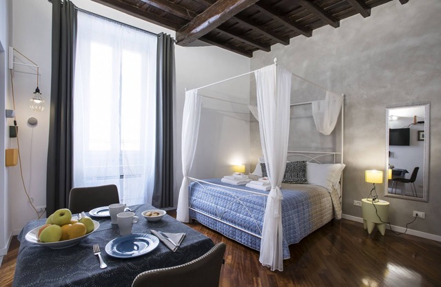 Apartment near Trevi Fountain