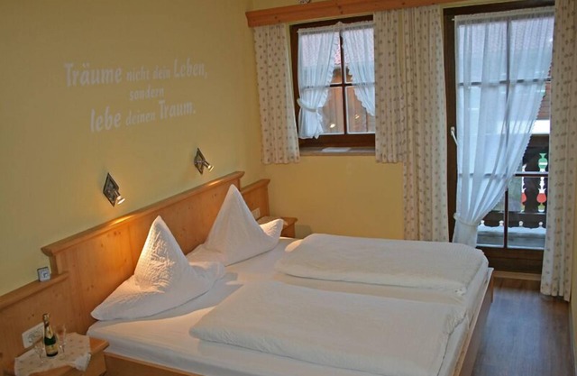 Apartment no. 2, 1-4 people, 55 square meters, east and west-facing balconies, WiFi, 2 bedrooms