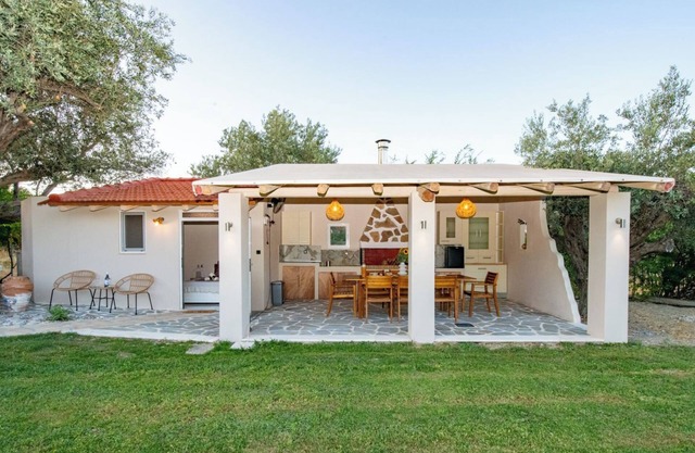 Apartment 'Olive Treasure' with Private Terrace, Wi-Fi and Air Conditioning
