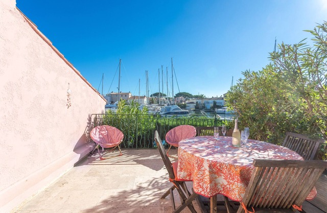 Apartment overlooking the Port-Grimaud canals, rue de l'Amarrage