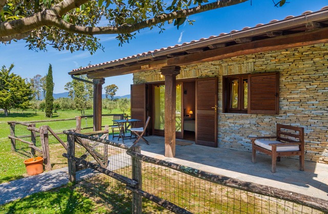 Apartment 'Ponente' with Shared Pool, Private Entrance and Air Conditioning