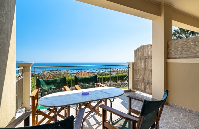 Apartment "Ria 1" with Sea View, Balcony & Wi-Fi