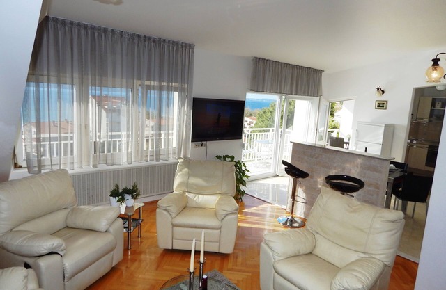 Apartment Rosemary with three bedrooms and sea view