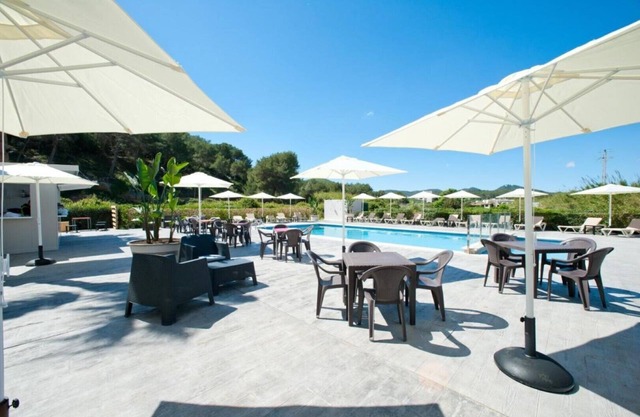 Apartment Ses Veles 2 dormitorios close to the Beach with Sea View, Pool, Wi-Fi & Garden