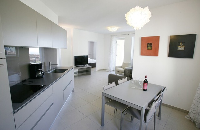 Apartment sleeps 6 - lake view, sauna, swimming pool