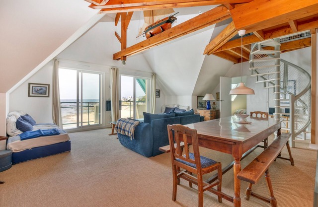 Apartment 'Spacieux Face Mer' with Sea View and Balcony