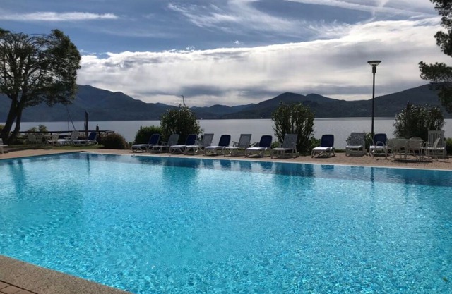 Apartment surrounded by greenery overlooking the lake in the "Residenza del Pascià"