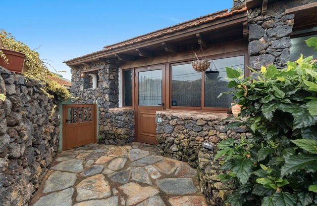 Apartment 'Tesbabo Rural - Mimo' with Sea View, Shared Garden and Wi-Fi