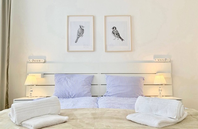 Apartment Top 2 mit Doppelbett im Wohnraum