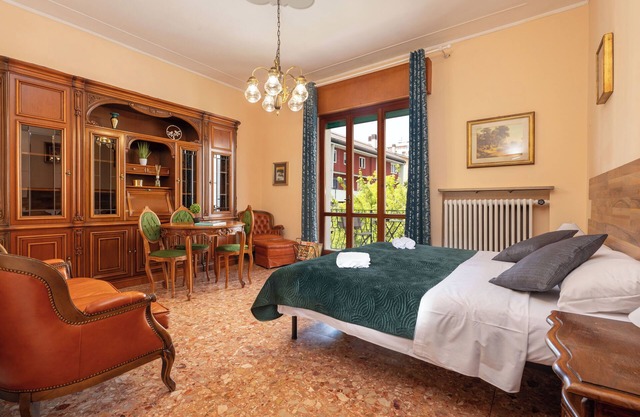 Apartment - Vintage Penthouse (10 min from Arena)