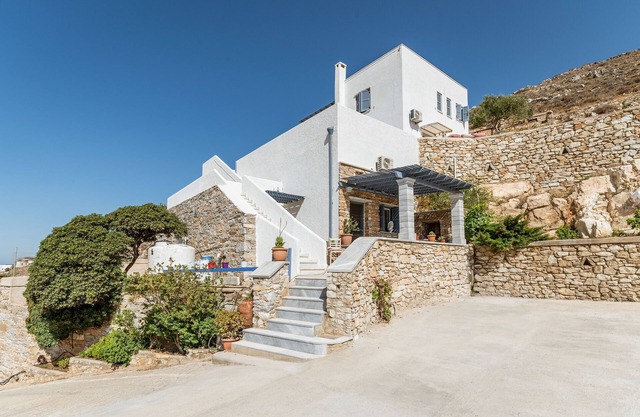 Apartment 'Vrahos Tinos' with Shared Terrace, Wi-Fi and Air Conditioning