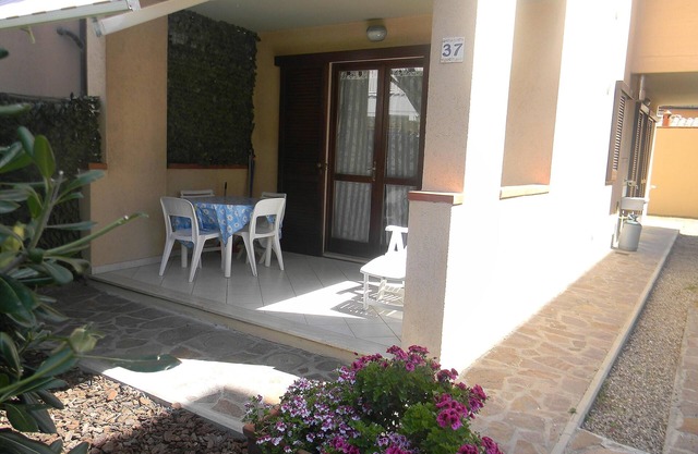 Apartment with private entrance, outdoor space and parking, near at the beach