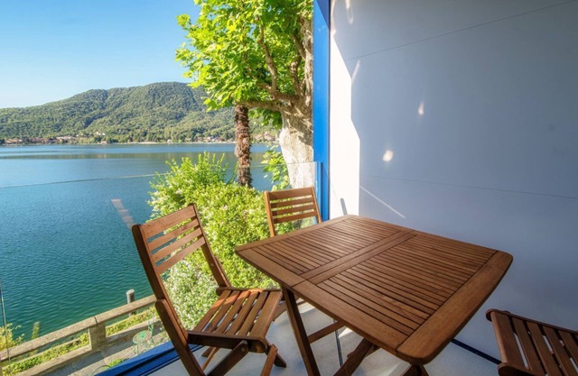 Apartment with 180° view of Lake Lugano in Ponte Tresa (LA FINESTRA BLU)