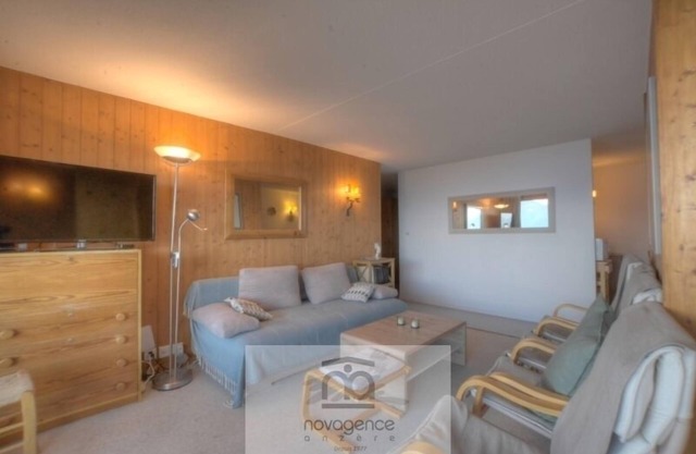 Apartment with entrance corridor, 2 bedrooms and 1 bathroom/WC. The first bedroom has 2 single beds