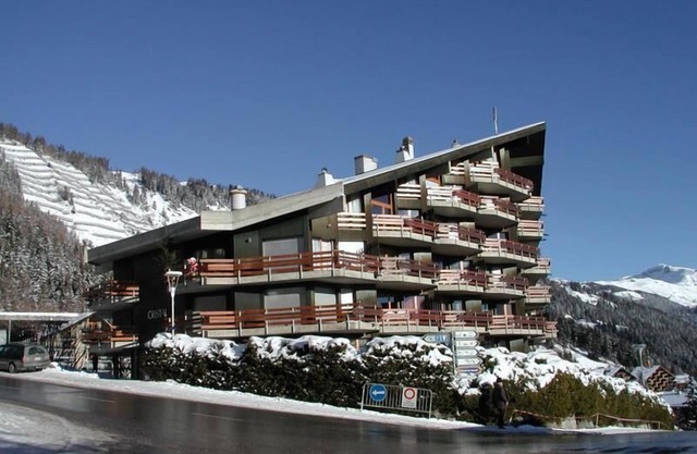Apartment with entrance corridor, 1 bedroom with 1 double bed, which is separated from the living by