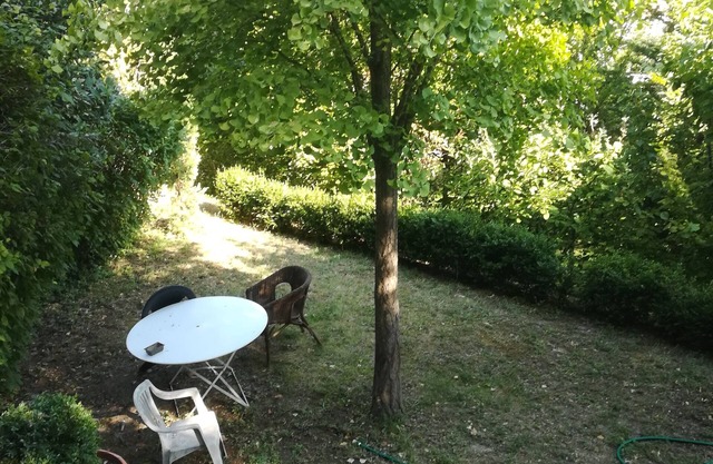 Apartment with garden and garage MEYRARGUES. Stays of up to 7 days.