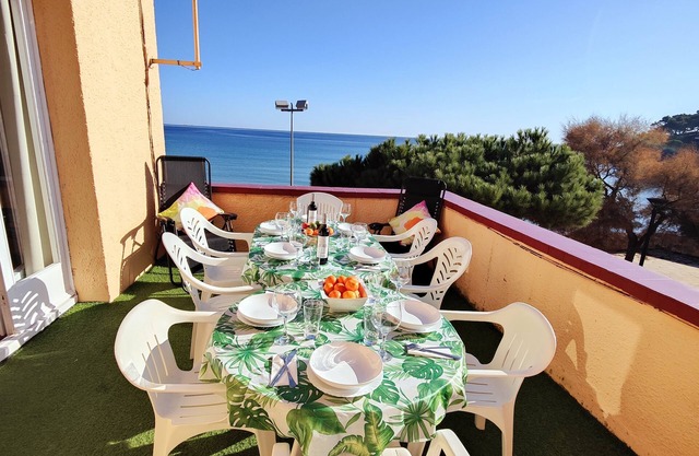 Apartment with garden at 11 meters from the sand beach of la Fosca.