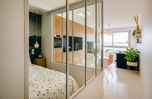 Apartment with magnificent SEA VIEW, refurbished, feet in the water