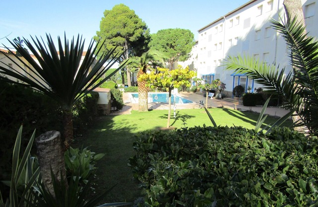 Apartment with pool and terrace overlooking pine forest, close to the beaches