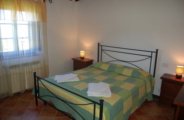 Apartment with pool, WIFI, TV, patio, pets allowed, panoramic view, parking, close to San Gimignano