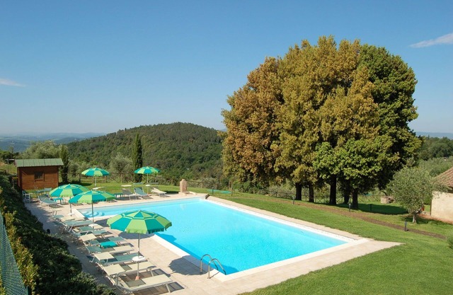 Apartment with pool, WIFI, TV, patio, pets allowed, panoramic view, parking, close to San Gimignano