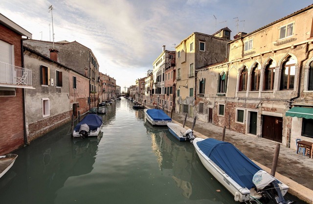 Apartment with private courtyard, wifi and washing machine, a few steps from the Ghetto