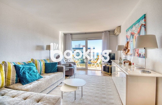 APARTMENT WITH SEA VIEW, WIFI AND COMMUNITY POOL, VERY CLOSE TO EVERYTHING