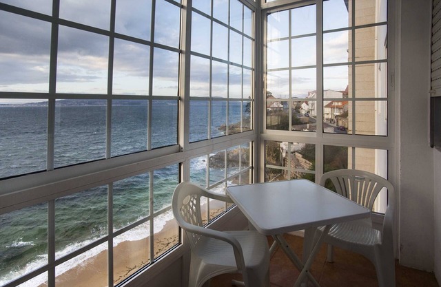 Apartment with terrace and sea views on the beachfront