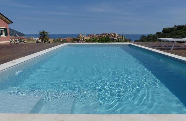 Apartment with terrace, pool, sea view, large garden - free parking+ WIFI