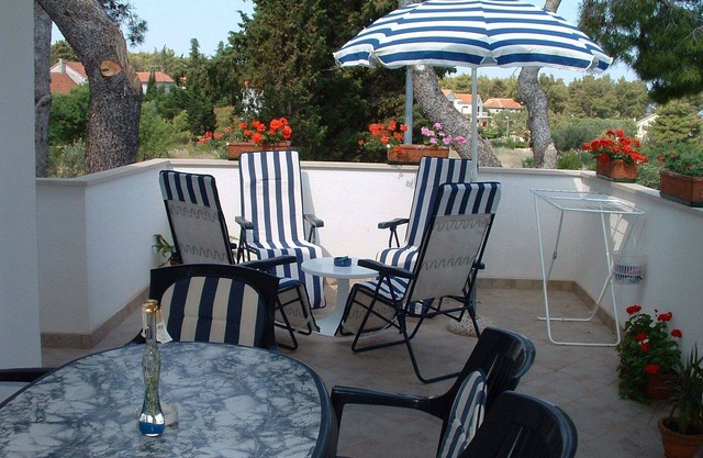 Apartments Dinka (10225-A2) - Mirca - island Brac