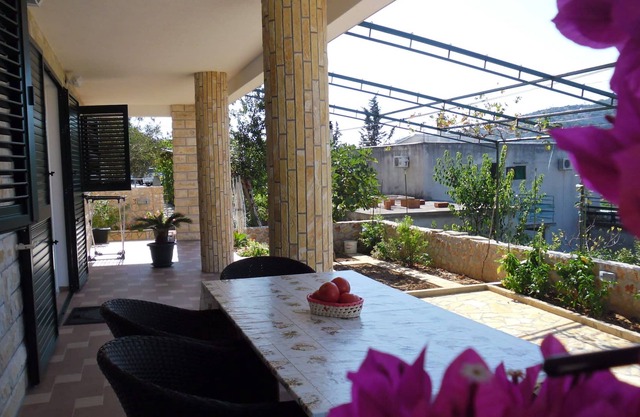 Apartments Hari (89361-A4) - Tisno - island Murter