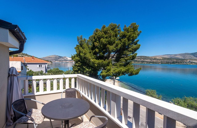 Apartments Janja (30131-A8) - Arbanija (Ciovo)