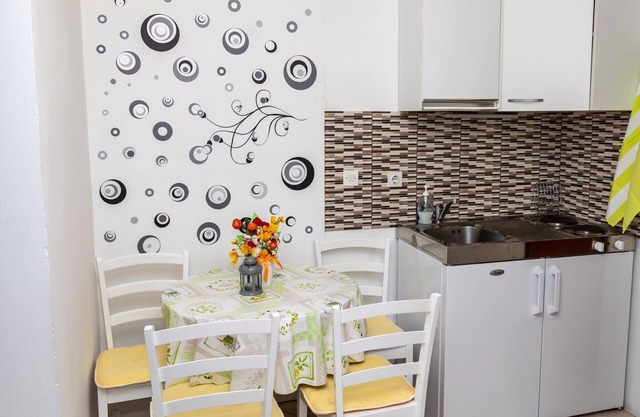 Apartments Luka & Leona - Two Bedroom Apartment with Balcony Luka