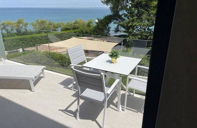 Apartments Marvi - one bedroom apartment with a sea view (Left)
