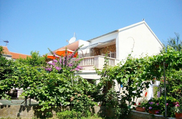 Apartments Mate, (11631), Sućuraj, Croatia