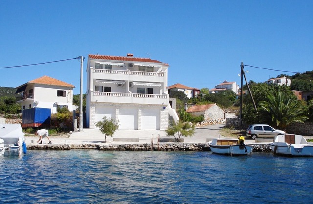 Apartments Mirko, (11847), Vinišće, Croatia