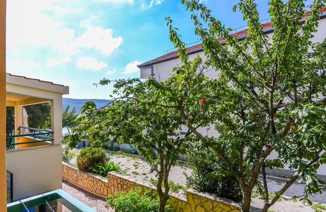 Apartments Tina (34191-A8) - Poljica