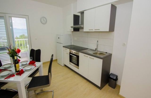 Apartments Vesela - One Bedroom Apartment with Balcony and Sea View