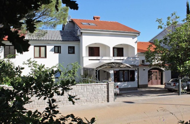 Apartments with a parking space Malinska (Krk) - 5353